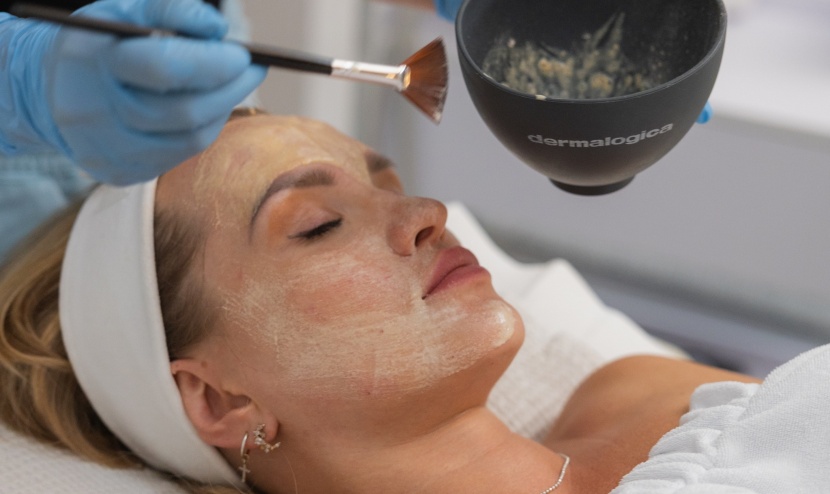 Klinika Piękne Ciało - Cudowne działanie retinolu, czyli jeden ze sposobów na długą młodość skóry